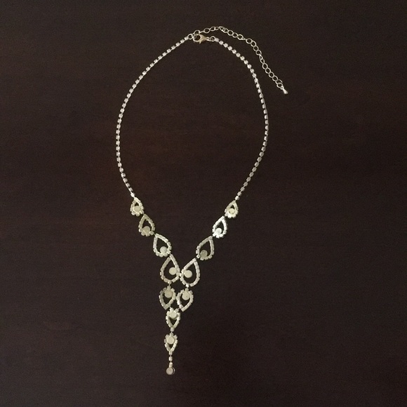Silver sparkly necklace. - Picture 4 of 6